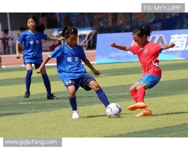 足球巨星极限挑战惊险障碍赛场展现非凡技艺与坚毅精神